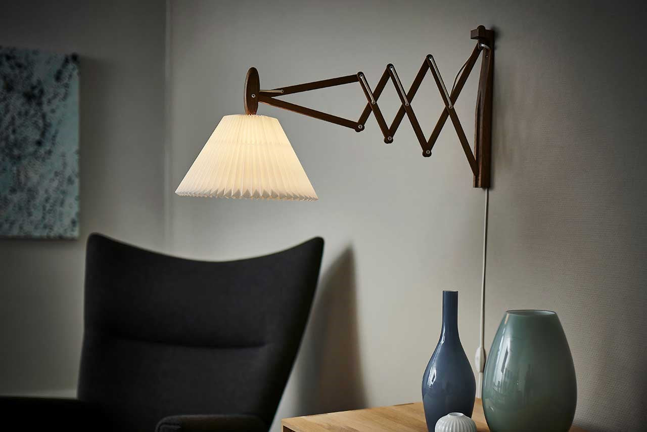 LeKlint-233---2_Sax_wall_lamp_smokedoak_lampshade2_21_lifestyle2