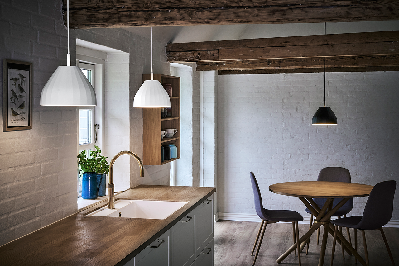 LeKlint140_Facet_pendant_black&white_lifestyle1