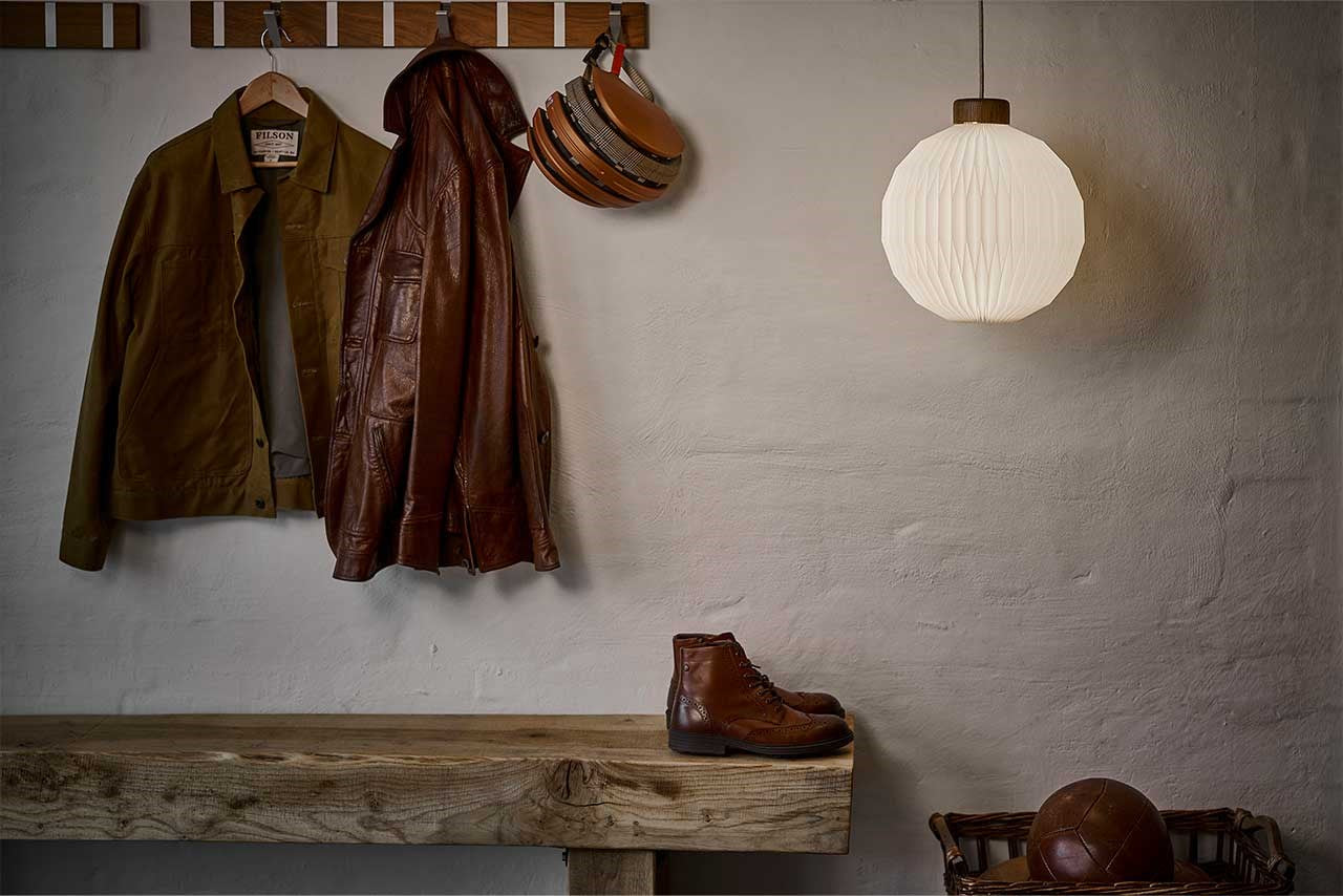 LeKlint180_pendant_smokedoak_lifestyle1