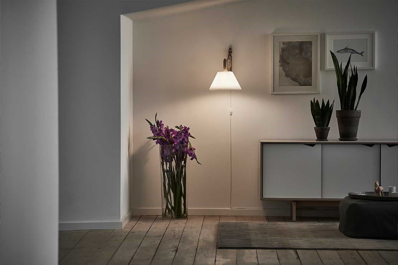 LeKlint223_Sax_wall_lamp_lightoak_lifestyle1