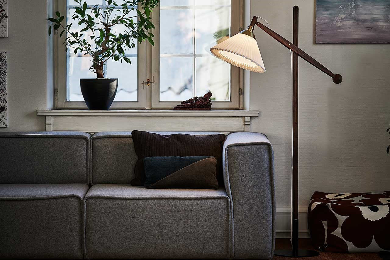 LeKlint325_floor_lamp_smokedoak_lifestyle1