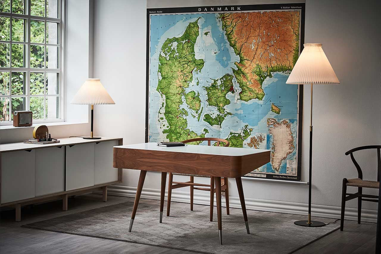 LeKlint352_table_lamp_lifestyle3